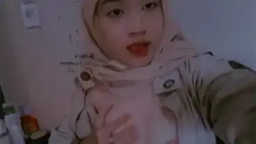 Bokep Jilbab SMP Cantik Pamer Nenen poster