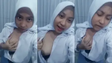 Di Toilet Sekolah Hijaber Pamer Nenen poster